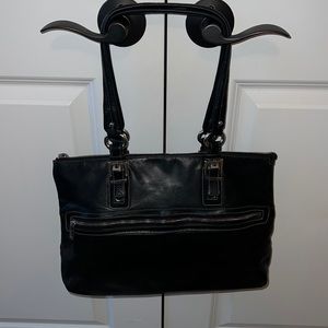 Black leather Perlina shoulder carry handbag.
